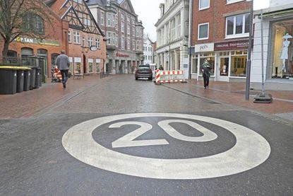 Tempo 20 gilt unübersehbar Am Rosengarten - nicht alle halten sich daran.