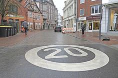 Tempo 20 gilt unübersehbar Am Rosengarten - nicht alle halten sich daran.