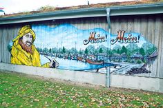 Ein neuer Hingucker in Niendorf/Ostsee: Der Netzschuppen der Fischer am Niendorfer Hafen mit dem neuen Kunstwerk von Feil, das vergangene Woche auf der Rückseite entstanden ist und von der Strandstraße aus zu sehen ist. (Foto: René Kleinschmidt)