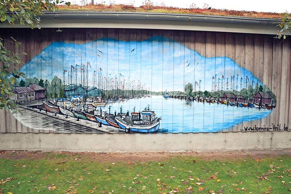 Ein neuer Hingucker in Niendorf/Ostsee: Der Netzschuppen der Fischer am Niendorfer Hafen mit dem neuen Kunstwerk von Feil, das vergangene Woche auf der Rückseite entstanden ist und von der Strandstraße aus zu sehen ist. (Foto: René Kleinschmidt)