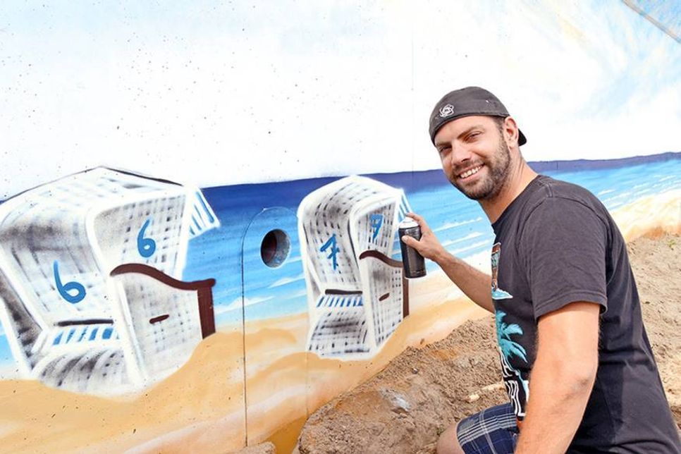 Mit viel Liebe zum Detail hat Streetart-Künstler Henning Marten Feil bereits den Betonsockel der Seebrücke in Timmendorfer Strand in ein Kunstwerk verwandelt. (Foto: Stefan Setje-Eilers)