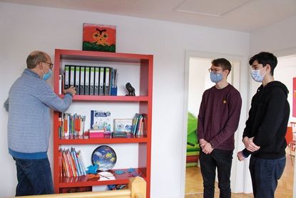 Stefan Paetz zeigt dem Schülersprecher-Team die Räumlichkeiten und Materialien für die Gruppentreffen bei „Kinder auf Schmetterlingsflügeln“