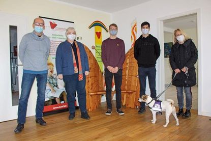 Es hat Tradition, dass die Schülerschaft der Eutiner Voss-Schule gemeinnützige Zwecke unterstützt. Jüngst wurden die Einnahmen des „Lichterfestes“ an den Verein „Kinder auf Schmetterlingsflügeln“ gespendet. Bei der Übergabe begrüßten Stefan Paetz und Bettina Burchard den Schülersprecher Luis Schwartz, dessen Stellvertreter Milos Milic sowie Schulleiterin Tanja Dietrich samt Schulsozialhund Lucky in den Räumlichkeiten des „Kinder auf Schmetterlingsflügeln e.V.“ in Pansdorf.