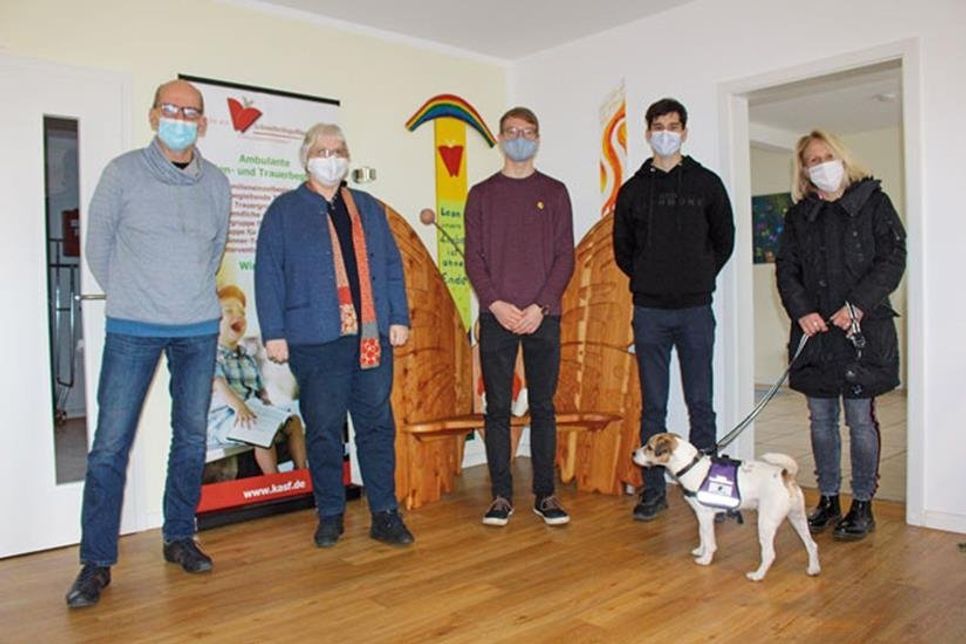 Es hat Tradition, dass die Schülerschaft der Eutiner Voss-Schule gemeinnützige Zwecke unterstützt. Jüngst wurden die Einnahmen des „Lichterfestes“ an den Verein „Kinder auf Schmetterlingsflügeln“ gespendet. Bei der Übergabe begrüßten Stefan Paetz und Bettina Burchard den Schülersprecher Luis Schwartz, dessen Stellvertreter Milos Milic sowie Schulleiterin Tanja Dietrich samt Schulsozialhund Lucky in den Räumlichkeiten des „Kinder auf Schmetterlingsflügeln e.V.“ in Pansdorf.