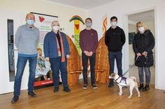 Es hat Tradition, dass die Schülerschaft der Eutiner Voss-Schule gemeinnützige Zwecke unterstützt. Jüngst wurden die Einnahmen des „Lichterfestes“ an den Verein „Kinder auf Schmetterlingsflügeln“ gespendet. Bei der Übergabe begrüßten Stefan Paetz und Bettina Burchard den Schülersprecher Luis Schwartz, dessen Stellvertreter Milos Milic sowie Schulleiterin Tanja Dietrich samt Schulsozialhund Lucky in den Räumlichkeiten des „Kinder auf Schmetterlingsflügeln e.V.“ in Pansdorf.