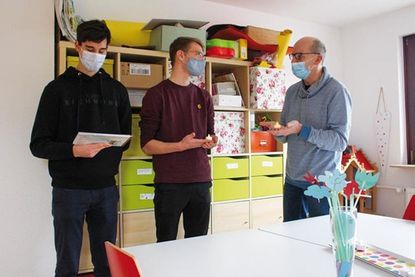 Stefan Paetz erklärt dem Schülersprecher-Team, wie eine typisches Gruppentreffen abläuft: zunächst zünden alle Kinder ein elektrisches Teelicht für die verstorbene Person an, anschließend wird sich auf kreative Art oder anhand von Büchern mit einem Thema auseinandergesetzt