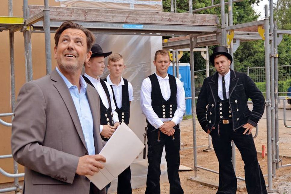 Banger Blick nach oben. Zurecht! Seine Rede konnte Ratekaus Bürgermeister nicht mehr im Trockenen über die Bühne bringen. (Foto: Setje-Eilers)