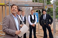 Banger Blick nach oben. Zurecht! Seine Rede konnte Ratekaus Bürgermeister nicht mehr im Trockenen über die Bühne bringen. (Foto: Setje-Eilers)