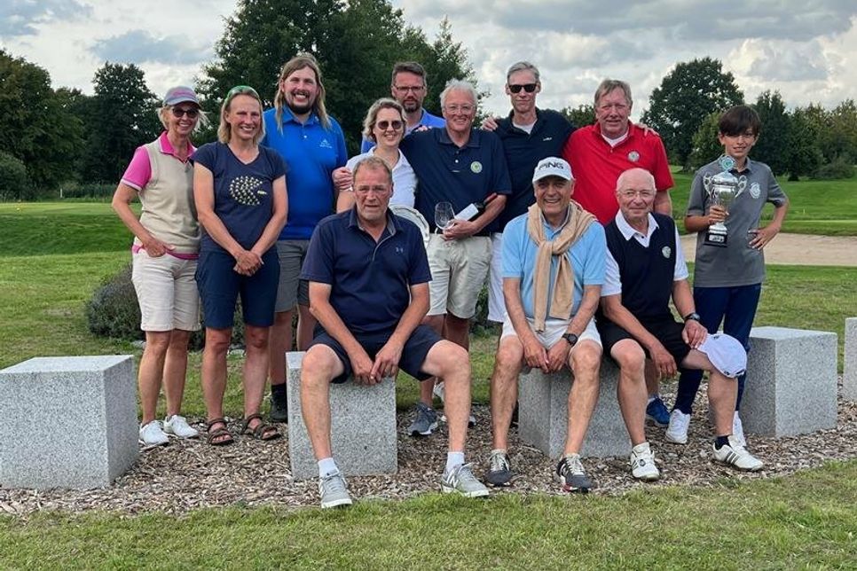 Gruppenbild mit den Siegern aller Wertungen.