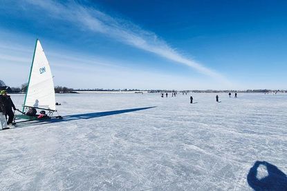 Den Warnhinweisen zum Trotz: Auf dem Pönitzer See herrschte reger Betrieb, sogar ein Eissegler war auf dem Eis und hoffte auf etwas mehr Wind.