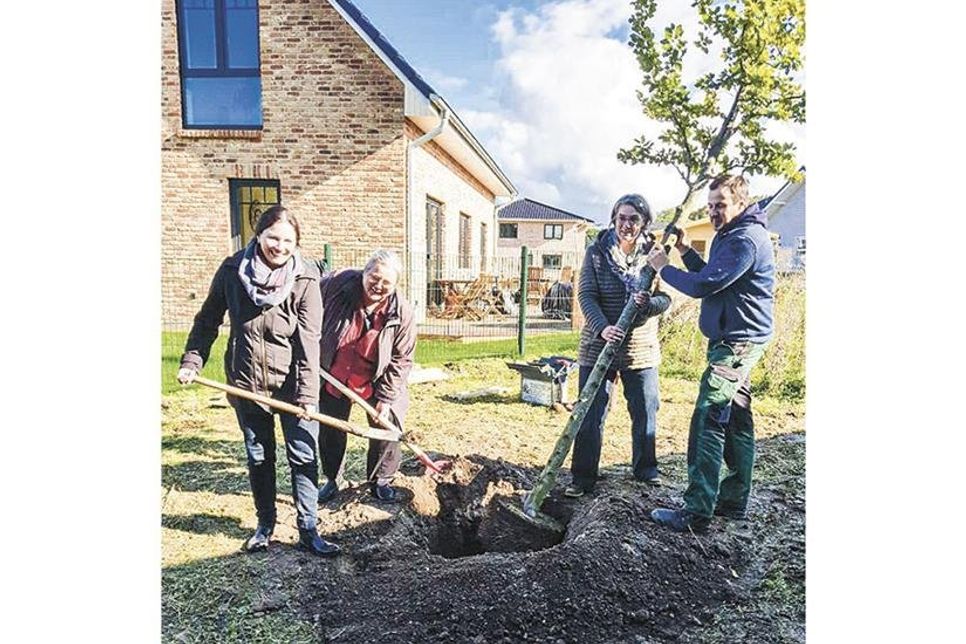 Timmendorfer Strands 1. stellvertretende Bürgermeisterin Melanie Puschaddel-Freitag (v.li.), Regina Maaß und, Christina Bonke vom Fachdienst „Umwelt“ pflanzten in der vergangenen Woche mit dem Garten-Experten Daniel Szogs den ersten Baum.  (Foto: Gemeinde Tdf. Strand/hfr)