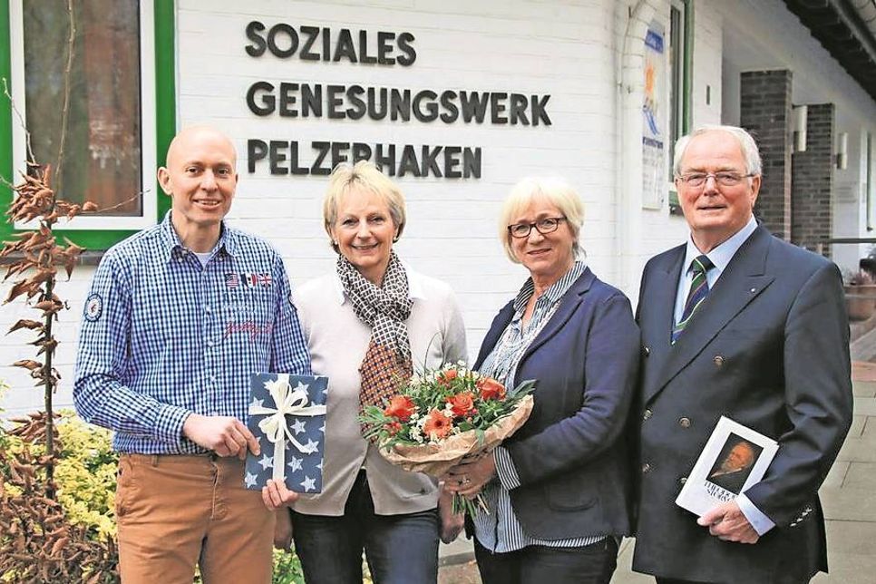 Joachim Franke und Hubert Frahm (v. lks.) freuen sich über die Unterstützung der Landfrauen, hier vertreten durch die Kassenwartin Indrid Albrecht und Vereinsvorsitzende Gisela Schneider.