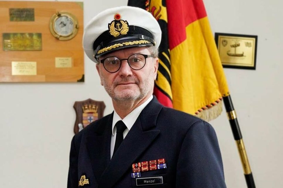 Der scheidende Kommandeur EAZS M, Kapitän zur See Eckhardt Menzel.