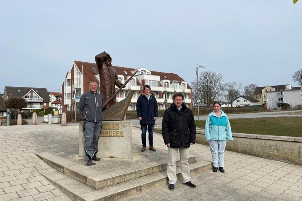 Touristikleiter Raymond Kiesbye mit den drei neuen Mitarbeiter*innen des Tourismus-Service Ostseebad Kellenhusen.