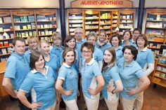 Freundlich und leistungsstark: Die Mitarbeiter um Sigrid Hering (Mi. vorne) beraten ihre Kunden kompetent und stehen gern für Fragen zur Verfügung.