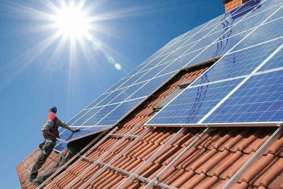 Immer mehr solarfähige Eigenheime in Deutschland produzieren Sonnenstrom, das Potenzial ist aber noch längst nicht ausgeschöpft. Foto: DJD/LichtBlick SE/fotolia/Simon Kraus