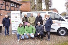 Im Beisein einiger Sponsoren übergab  Stockelsdorfs Bürgermeisterin Julia Samtleben (3.v.l.) das neue Gemeinde-Mobil an Michael Klein (m.) vom Jugendzentrum Stockelsdorf.  (Foto: Stefan Setje-Eilers)