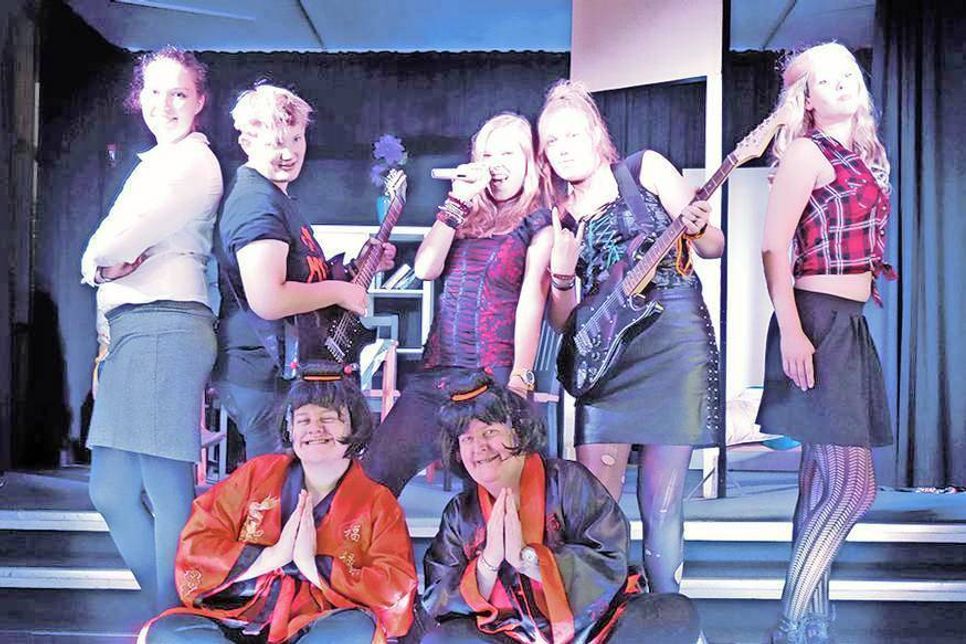 Für die aktuelle Spielzeit hat das „Theater Fidelio“ die turbulente Komödie „Ein voll verrückter Freitag“ einstudiert. Ein Stück für die ganze Familie. Das Publikum darf sich dabei auf viele neue, junge Schauspielerinnen und Schauspieler freuen. (Foto: Veranstalter)