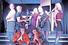 Für die aktuelle Spielzeit hat das „Theater Fidelio“ die turbulente Komödie „Ein voll verrückter Freitag“ einstudiert. Ein Stück für die ganze Familie. Das Publikum darf sich dabei auf viele neue, junge Schauspielerinnen und Schauspieler freuen. (Foto: Veranstalter)