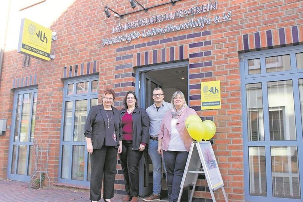 Frauke Nödl, Carolin Steck, Marcus Behrens und Barbara Behrens (v. lks.) betreuen das neue Büro in der Hochtorstraße 1.