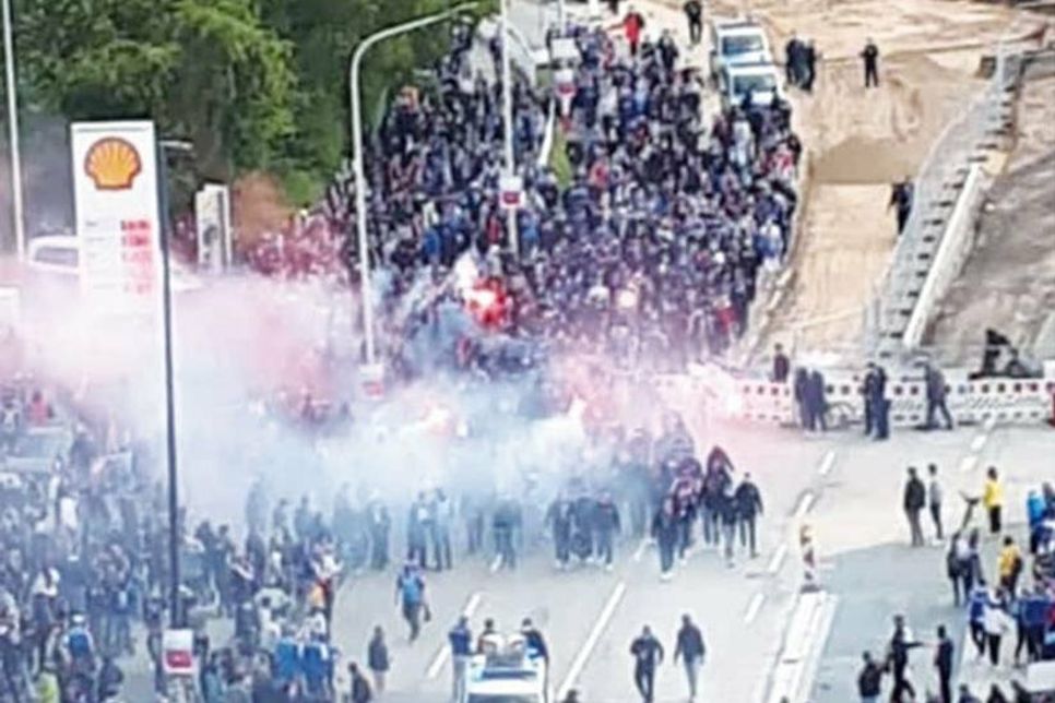 Kieler Fanaufmarsch vor dem Anpfiff