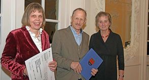 Preisträger des Kulturpreises 2023: Anke und Hans-Richard Bern aus Fiefbergen (v. l.). Kreispräsidentin Hildegard Mersmann überreichte die Preise in einer Feierstunde im Plöner Prinzenhaus.