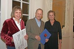 Preisträger des Kulturpreises 2023: Anke und Hans-Richard Bern aus Fiefbergen (v. l.). Kreispräsidentin Hildegard Mersmann überreichte die Preise in einer Feierstunde im Plöner Prinzenhaus.