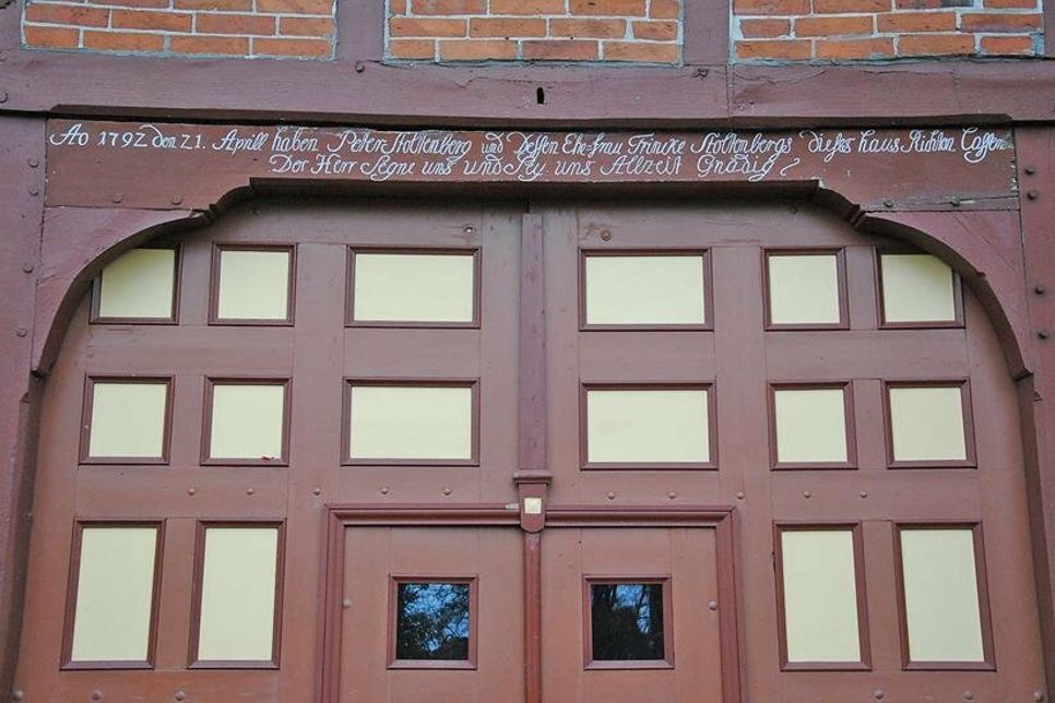 Über der Dielentür wurde das Baujahr festgehalten: „Anno 1792 den 21. Aprill haben Peter Stoltenberg und Deßen Ehe=frau Trincke Stoltenbergs dieses haus Richten lassen. Der Herr Segne uns und Sey uns Allzeit Gnädig“