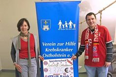 Der Vorsitzende des Fanclubs Arne Rieck übergab den Spendencheck an Dr. Uta Fenske von der Krebshilfe Ostholstein.