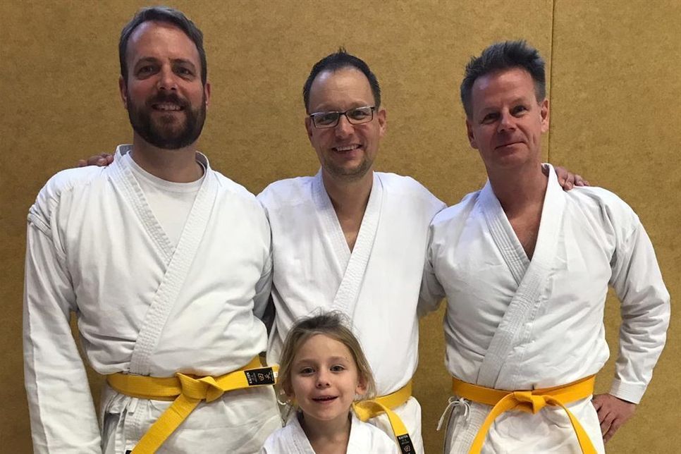 Tim Lütthans, Timo Sachse, Volker Ewald und Emma Ewald bestanden die Prüfung zum 8. Kyu.