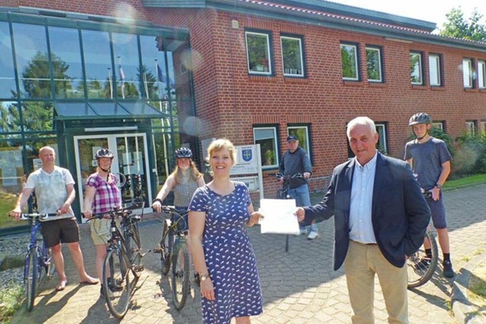 534 Unterschriften für die Fortführung des Radwegs an der K55 übergab die Kesdorfer Dorfvorsteherin Katharina Mentz an den Süseker Bürgermeister Adrianus Boonekamp – unterstützt wurde sie dabei von Kesdorfer FahradfahrerInnen, die das Vorhaben sehr begrüßen.