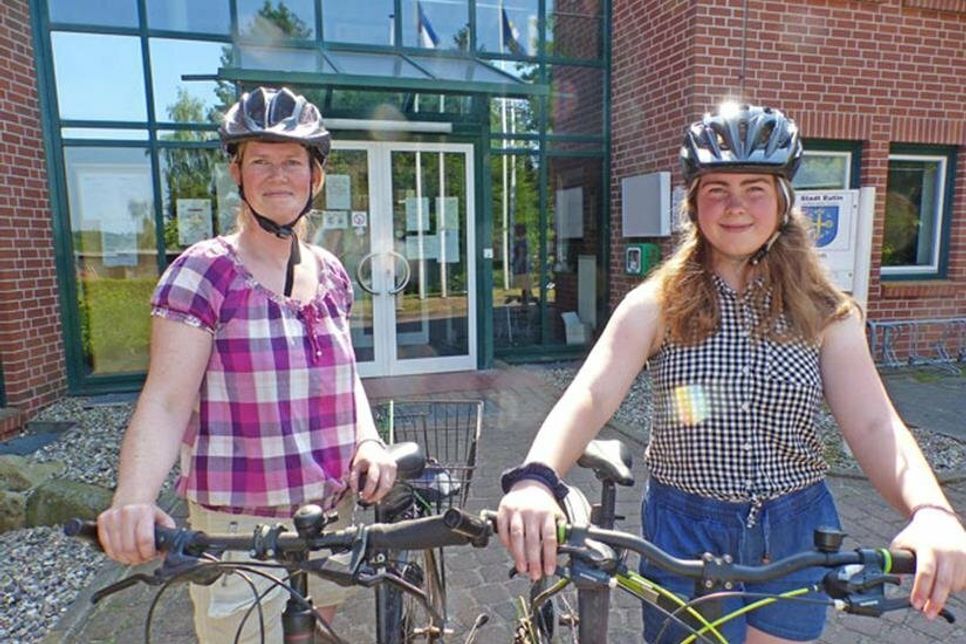Lenya und Maike Jantzen-Kacksteen fahren mehrmals pro Woche mit dem Rad von Kesdorf nach Barkau und würden sich auf einem Radweg deutlich sichererfühlen.