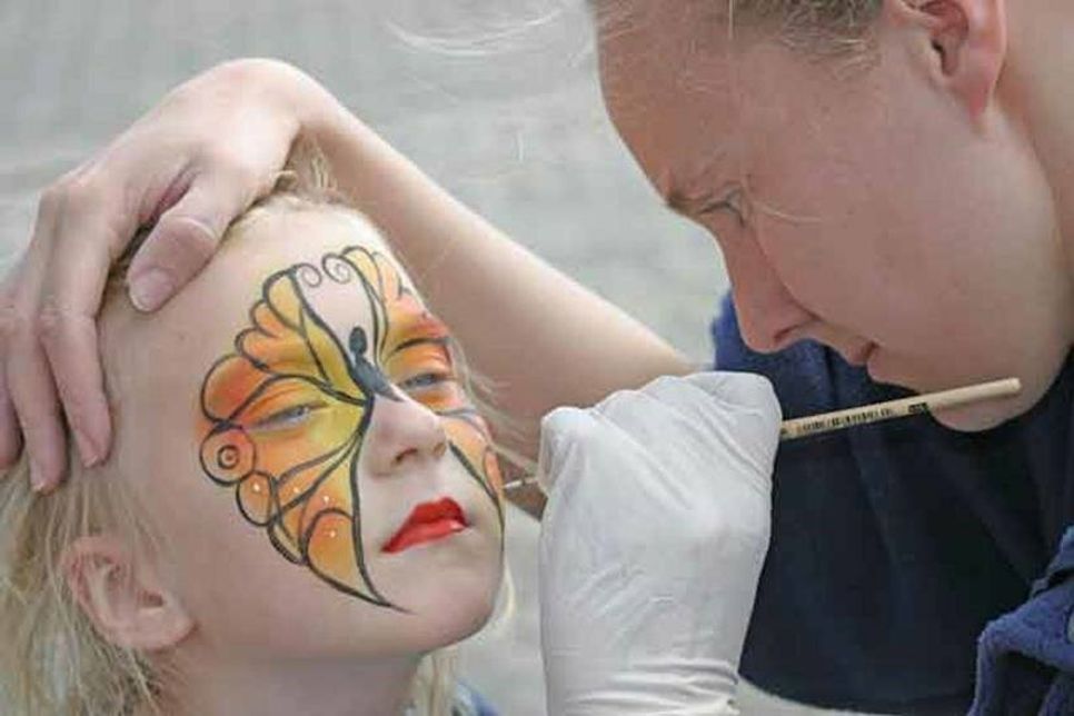 Verwandelt: Mit ein bisschen Farbe im Gesicht werden Kinder zu Schmetterlingen
