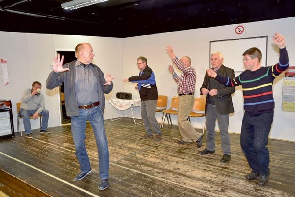 Die Niederdeutsche Bühne Preetz lässt die Hüllen fallen: Nach dem Originalstück „Ladies Night“ geht es bei den Vorstellungen von „Barfoot bet an’n Hals“ ab 1. Februar um alles oder nichts.