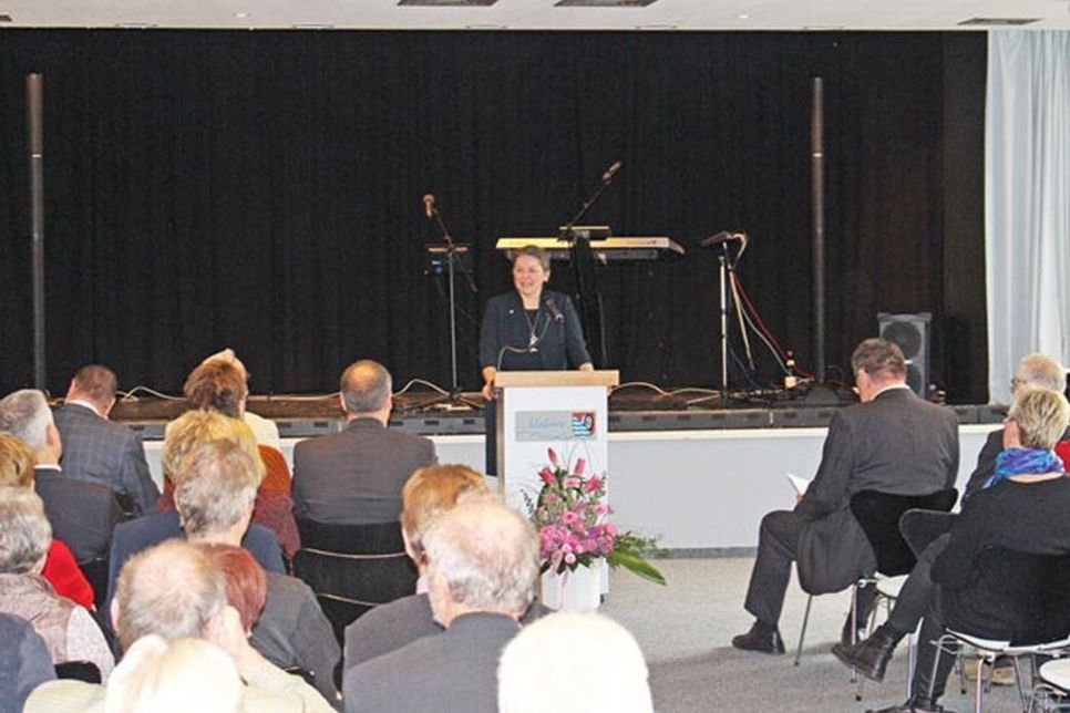 Bürgermeisterin Tanja Rönck heißt die Malenter BürgerInnen herzlich beim Neujahrsempfang der Gemeinde Malente willkommen.