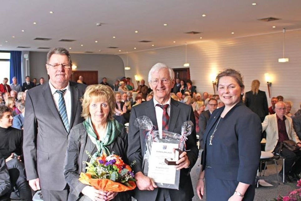 Bürgerpreisträger Otto Lepin mit seiner Frau Antje, Bürgervorsteher Rainer Geerdts (links) und Bürgermeisterin Tanja Rönck (rechts)