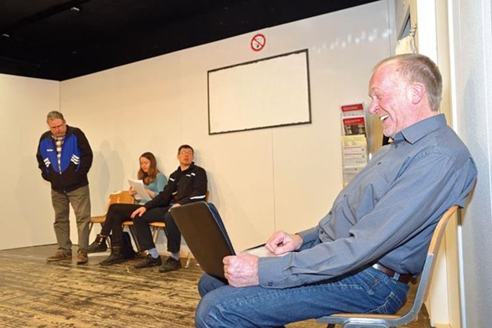 Carsten (Jörg Wensien, m.) lässt sich von den „Chippendales“ inspirieren, deren Auftritt ihnen eine Menge Geld in die Kasse gespült hat – und erntet mit seiner Idee Gelächter.