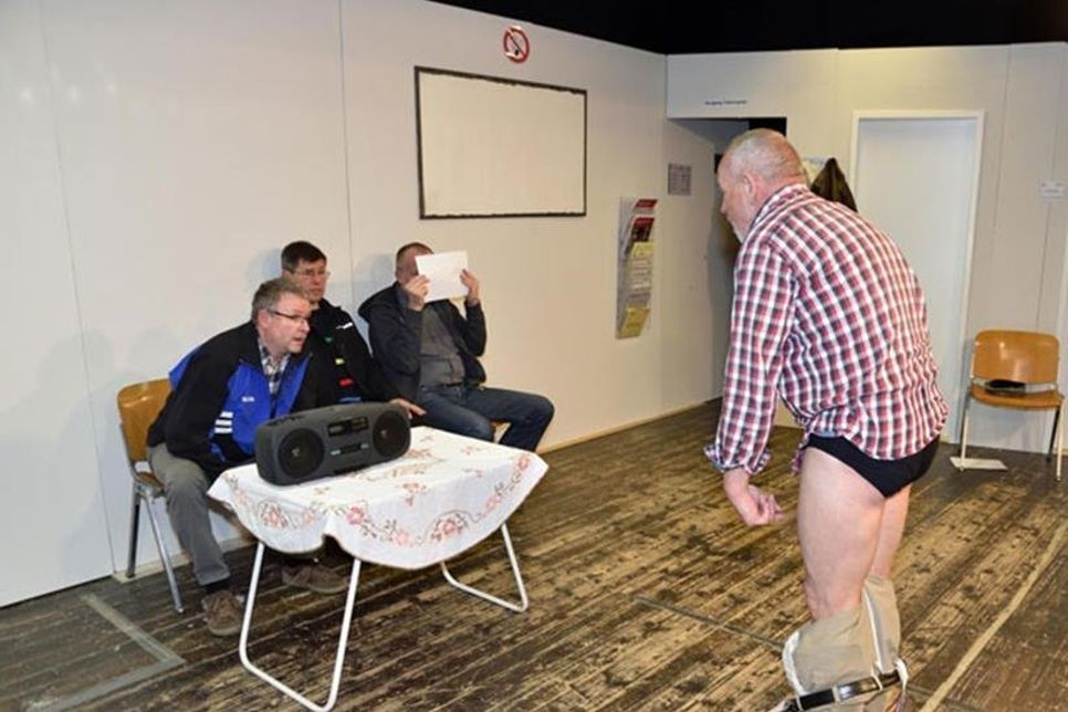 Was tut man(n) nicht, um auf den „grünen Zweig“ zu kommen: Gemäß des Film-Vorbildes „Ganz oder gar nicht“ lassen die Akteure der Niederdeutschen Bühne Preetz die Hüllen fallen.