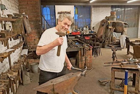 Mit Amboss und Hammer: Kurt Lange nutzt gerne uralte Werkzeuge für seine Arbeit.