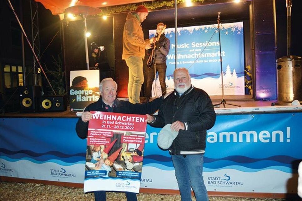 Schausteller Rolf Niehuesbernd und „Zwergenvater“ Rolf Kirsten präsentierten anlässlich der offiziellen Eröfffnung das Plakat zum diesjährigen Weihnachtsmarkt.