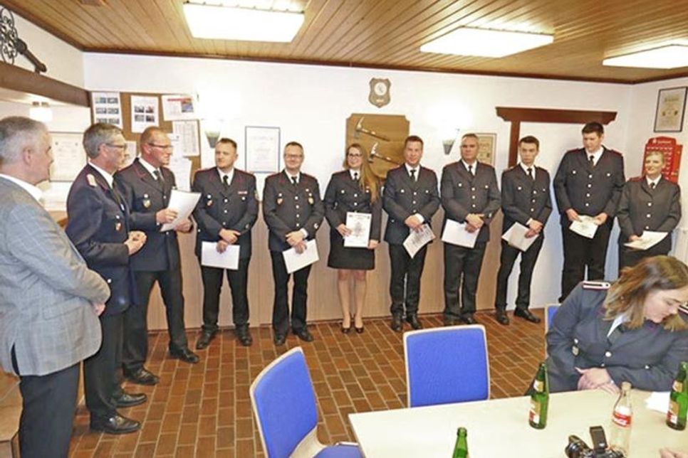 v.l. Bürgermeister Gerd Radisch, Gemeindewehrführer Frank Otto, Ortswehrführer Mario Mordhorst, Kai Schneider, Philipp Wilhelm, Janine Gärtner, Christopher Reinsberg, Thorben Seidel, Robert Brendel, David Schkarupa, Bianka Reinack.