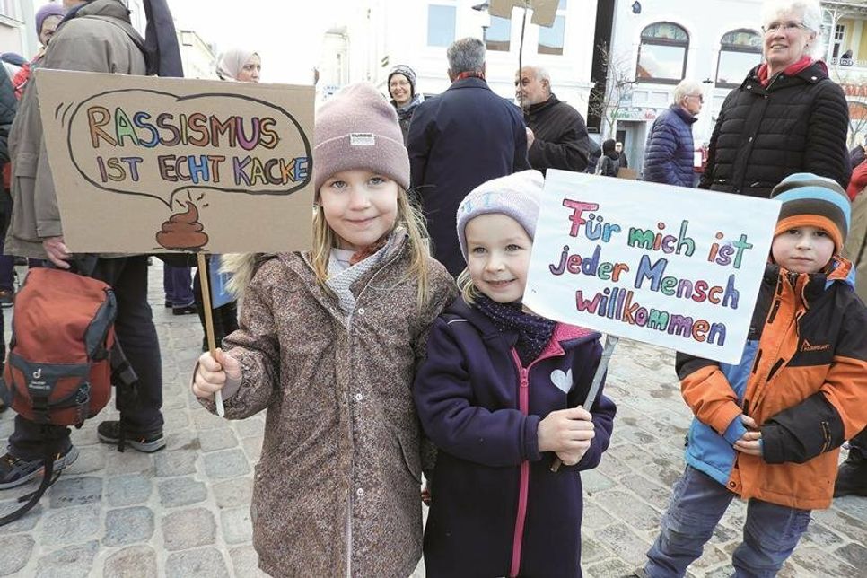 Elli und Ella gehörten zu den Ostholsteiner*innen, die sich am Sonnabend auf dem Eutiner Marktplatz versammelt hatten, um Hass und Hetze eine Absage zu erteilen. Die Botschaft auf den Plakaten hatten die Fünfjährigen sich selbst überlegt. Für sie gehört Vielfalt zum Alltag. Und das soll so bleiben