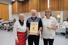 Mitorganisatorin Elisabeth Frahm (lks.) und Blutspendedienst-Teamleiterin Ellen Ralf übergaben ein Präsent an Willi Ritter zum Dank für sein unermüdliches Engagement.