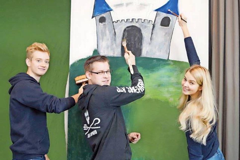 Kreativität ist vor und hinter der Bühne gefragt: Peter (v.li.), Nils und Lea gestalten das Bühnenbild.