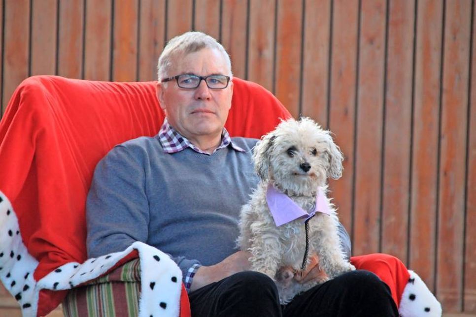 Nachdenklich und sichtlich gerührt lauscht Günther Ott mit seinem Hund Gismo den Abschiedsworten des Rektors.