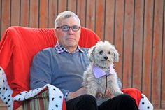 Nachdenklich und sichtlich gerührt lauscht Günther Ott mit seinem Hund Gismo den Abschiedsworten des Rektors.