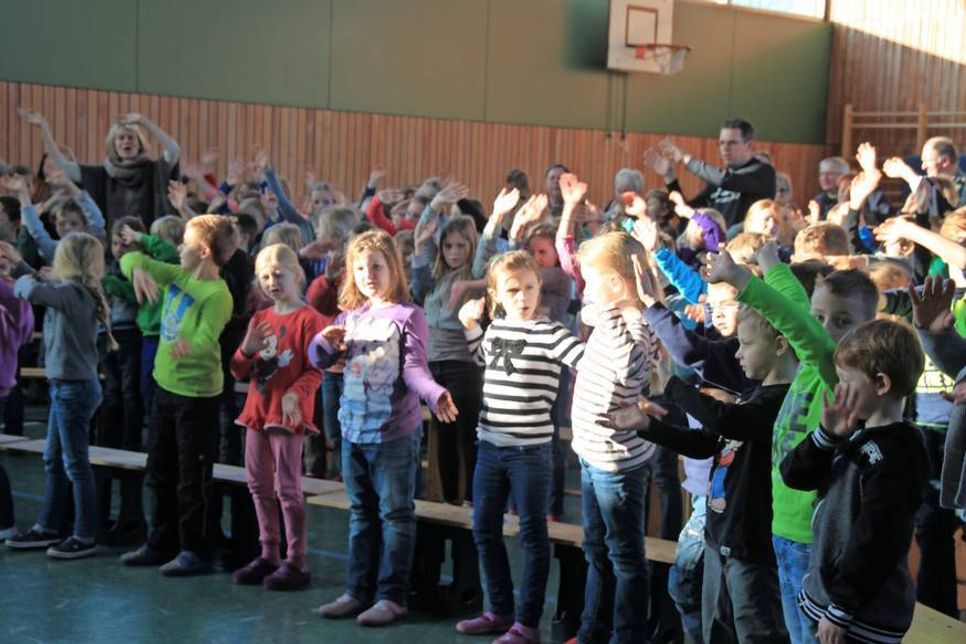 Die Grundschüler erhoben sich von ihren Sitzplätzen, um ihrem Hausmeister einen letzten Gruß zuzuwinken.