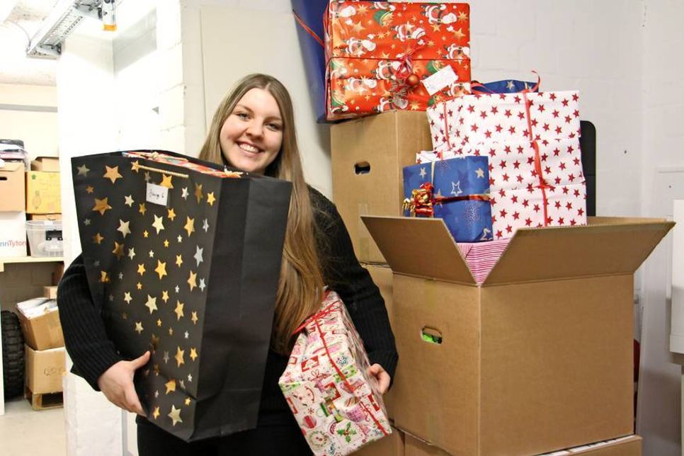 Die Pakete stapeln sich schon und Juliane Kirchhoff vom reporter ist fleißig am Sortieren. Um alle Tafelkinder bedenken zu können, werden noch weitere Geschenke benötigt.