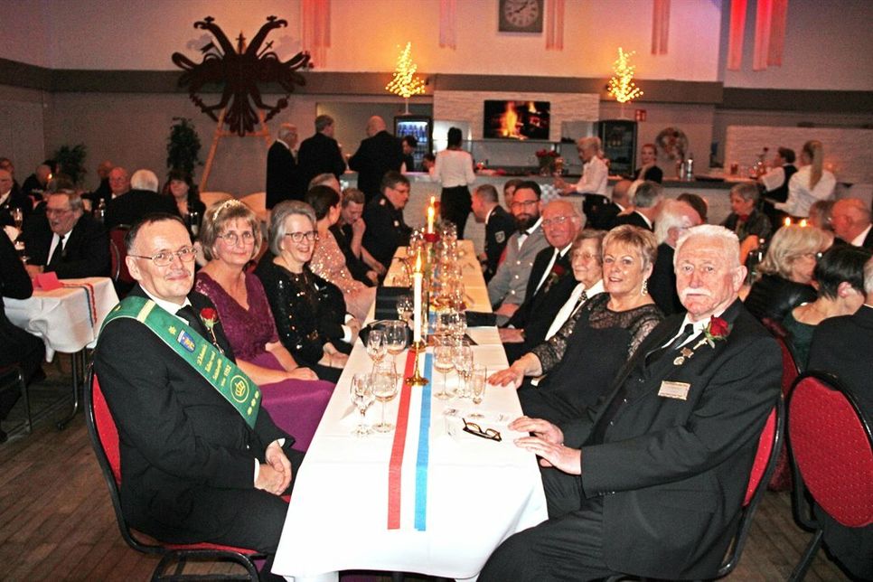 Der Vorstandstisch mit dem Eerst Öllst Willi Horn und seiner Frau Heide-Rose und der Majestät Jörg Landt mit seiner Frau Hilke.