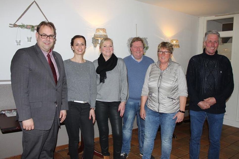 Mirko Spieckermann und der Vorstand mit Christina Sommerlatt, Jeanette Moll, Roland Dieckmann, Telse Sauerwald und Detlev Behrens (v. lks.).